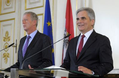 Bundeskanzler Werner Faymann (r.) mit Vizekanzler und Bundesminister Reinhold Mitterlehner (l.) beim Pressefoyer nach dem Ministerrat am 16. Dezember 2014.