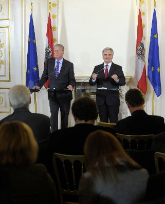 Bundeskanzler Werner Faymann (r.) mit Vizekanzler und Bundesminister Reinhold Mitterlehner (l.) beim Pressefoyer nach dem Ministerrat am 16. Dezember 2014.