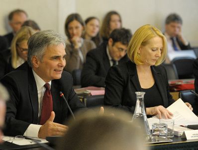 Am 17. Dezember 2014 sprach Bundeskanzler Werner Faymann (l.) beim EU-Hauptausschuss im Parlament. Im Bild mit der Nationalratspräsidentin Doris Bures (r.).