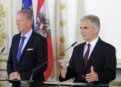 Bundeskanzler Werner Faymann (r.) mit Vizekanzler und Bundesminister Reinhold Mitterlehner (l.) beim Pressefoyer nach dem Ministerrat am 30. Juni 2015.