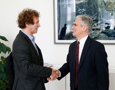 Am 30. Juni 2015 empfing Bundeskanzler Werner Faymann (r.) den Wittgenstein-Preisträger Josef Penninger (l.) zu einem Gespräch im Bundeskanzleramt.