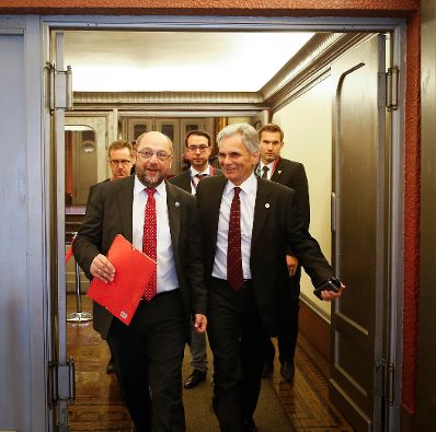 Am 12. Juli 2015 fand in Brüssel der Sondergipfel der Staats- und Regierungschefs der Eurogruppe statt. Im Bild Bundeskanzler Werner Faymann (r.) mit dem EU-Parlamentspräsidenten Martin Schulz (l.).