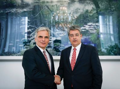 Am 14. Juli 2015 empfing Bundeskanzler Werner Faymann (l.) den Generaldirektor der Siemens Austria AG Wolfgang Hesoun (r.) im Bundeskanzleramt.