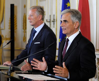 Bundeskanzler Werner Faymann (r.) mit Vizekanzler und Bundesminister Reinhold Mitterlehner (l.) beim Pressefoyer nach dem Ministerrat am 25. August 2015.