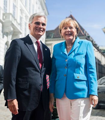 Am 27. August 2015 fand die Westbalkan-Konferenz 2015 in der Hofburg statt. Im Bild Bundeskanzler Werner Faymann (l.) bei der Begrüßung der deutschen Bundeskanzlerin Angela Merkel (r.).
