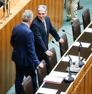 Am 1. September 2015 gaben Bundeskanzler Werner Faymann (r.) und Vizekanzler und Bundesminister Reinhold Mitterlehner (l.) eine gemeinsame Erklärung zur Asylsituation im Parlament ab.