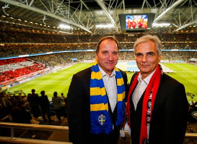 Am 8. September 2015 traf Bundeskanzler Werner Faymann (r.) den schwedischen Premierminister Stefan Löfven (l.) zu einem Arbeitsgespräch in Stockholm. Im Anschluss besuchten sie gemeinsam das Qualifikationsspiel zur Fußball-Europameisterschaft Schweden gegen Österreich.