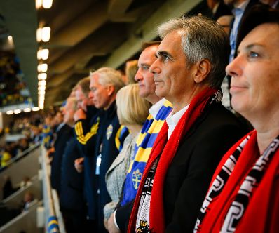 Am 8. September 2015 traf Bundeskanzler Werner Faymann (m.) den schwedischen Premierminister Stefan Löfven (l.) zu einem Arbeitsgespräch in Stockholm. Im Anschluss besuchten sie gemeinsam das Qualifikationsspiel zur Fußball-Europameisterschaft Schweden gegen Österreich.