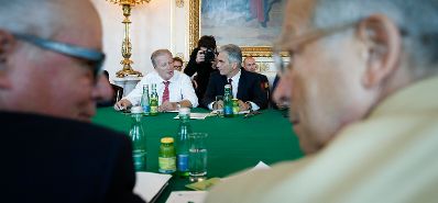 Am 11. September 2015 fand in Wien die Klausurtagung der Bundesregierung statt. Im Bild Vizekanzler und Bundesminister Reinhold Mitterlehner (l.) und Bundeskanzler Werner Faymann (r.).
