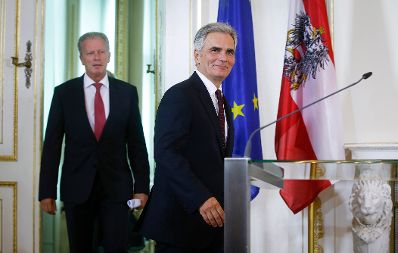 Am 11. September 2015 fand in Wien die Klausurtagung der Bundesregierung statt. Im Bild Bundeskanzler Werner Faymann (r.) mit Vizekanzler und Bundesminister Reinhold Mitterlehner (l.) bei der Pressekonferenz nach der Arbeitssitzung.