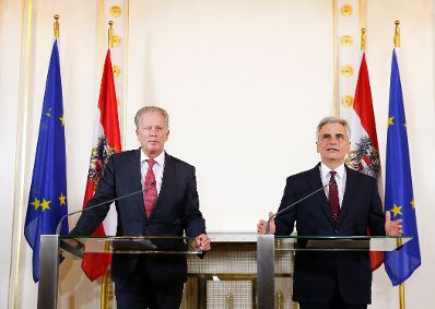 Am 11. September 2015 fand in Wien die Klausurtagung der Bundesregierung statt. Im Bild Bundeskanzler Werner Faymann (r.) mit Vizekanzler und Bundesminister Reinhold Mitterlehner (l.) bei der Pressekonferenz nach der Arbeitssitzung.