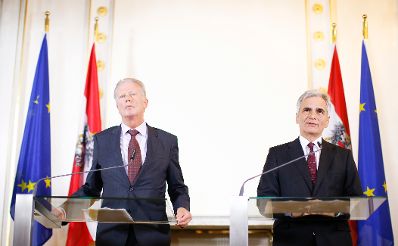 Am 14. September 2015 gaben Bundeskanzler Werner Faymann (r.) und Vizekanzler und Bundesminister Reinhold Mitterlehner (l.) ein Pressekonferenz zum Thema Asyl.