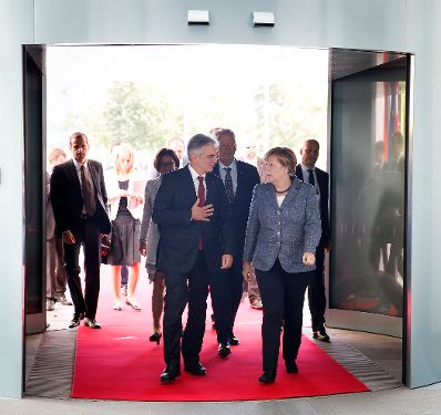 Am 15. September 2015 besuchte Bundeskanzler Werner Faymann (m.l.) gemeinsam mit Vizekanzler und Bundesminister Reinhold Mitterlehner (m.r.) und Innenministerin Johanna Mikl-Leitner (l.) die deutsche Bundeskanzlerin Angela Merkel (r.) zu einem Arbeitsgespräch zum Thema Asyl.