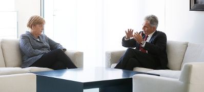 Am 15. September 2015 besuchte Bundeskanzler Werner Faymann (r.) gemeinsam mit Vizekanzler und Bundesminister Reinhold Mitterlehner und Innenministerin Johanna Mikl-Leitner die deutsche Bundeskanzlerin Angela Merkel (l.) zu einem Arbeitsgespräch zum Thema Asyl.
