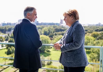 Am 15. September 2015 besuchte Bundeskanzler Werner Faymann (l.) gemeinsam mit Vizekanzler und Bundesminister Reinhold Mitterlehner und Innenministerin Johanna Mikl-Leitner die deutsche Bundeskanzlerin Angela Merkel (r.) zu einem Arbeitsgespräch zum Thema Asyl.