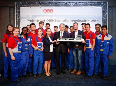 Am 21. September 2015 fand der Projektstart ÖBB Zentrallehrwerkstätte in Wien statt. Im Bild Bundeskanzler Werner Faymann mit ÖBB-Lehrlingen.