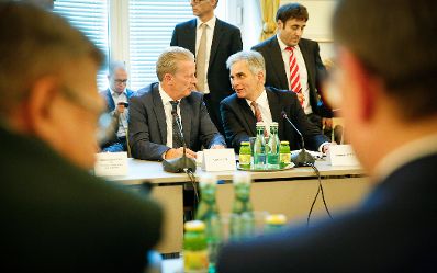 Am 21. September 2015 fand im Bundeskanzleramt eine Sitzung des Nationalen Sicherheitsrates unter Leitung von Bundeskanzler Werner Faymann (r.) statt. Im Bild mit Vizekanzler und Bundesminister Reinhold Mitterlehner (l.).