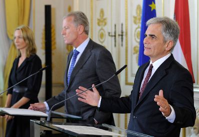 Bundeskanzler Werner Faymann (r.) mit Vizekanzler und Bundesminister Reinhold Mitterlehner (l.) beim Pressefoyer nach dem Ministerrat am 22. September 2015.