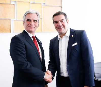 Am 23. September 2015 fand in Brüssel der Sondergipfel der Staats- und Regierungschefs statt. Im Bild Bundeskanzler Werner Faymann (l.) mit dem griechischen Premierminister Alexis Tsipras (r.).