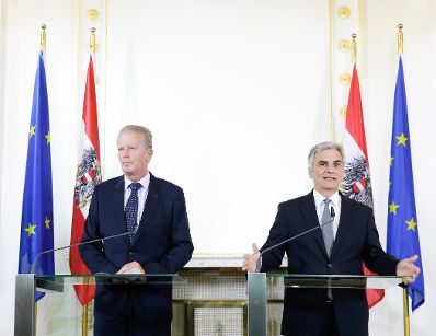 Bundeskanzler Werner Faymann (r.) mit Vizekanzler und Bundesminister Reinhold Mitterlehner (l.) beim Pressefoyer nach dem Ministerrat am 29. September 2015.