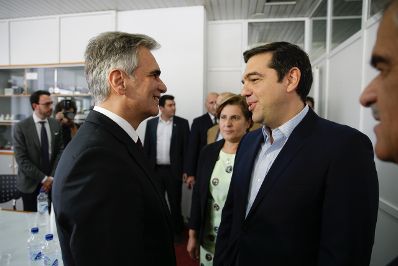 Am 6. Oktober 2015 besuchte Bundeskanzler Werner Faymann (l.) gemeinsam mit dem griechischen Premierminister Alexis Tsipras (r.) die Stadt Lesbos um sich ein Bild von der Flüchtlingssituation zu machen.