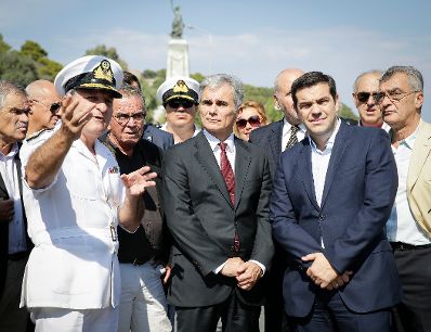 Am 6. Oktober 2015 besuchte Bundeskanzler Werner Faymann (m.) gemeinsam mit dem griechischen Premierminister Alexis Tsipras (r.) die Stadt Lesbos um sich ein Bild von der Flüchtlingssituation zu machen.