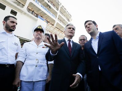 Am 6. Oktober 2015 besuchte Bundeskanzler Werner Faymann (m.r.) gemeinsam mit dem griechischen Premierminister Alexis Tsipras (r.) die Stadt Lesbos um sich ein Bild von der Flüchtlingssituation zu machen.