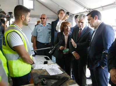 Am 6. Oktober 2015 besuchte Bundeskanzler Werner Faymann (2.v.r.) gemeinsam mit dem griechischen Premierminister Alexis Tsipras (r.) die Stadt Lesbos um sich ein Bild von der Flüchtlingssituation zu machen.