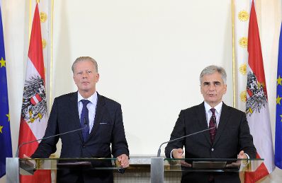 Bundeskanzler Werner Faymann (r.) mit Vizekanzler und Bundesminister Reinhold Mitterlehner (l.) beim Pressefoyer nach dem Ministerrat am 20. Oktober 2015.