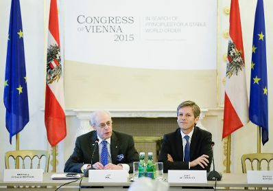 Am 23. Oktober 2015 fand der Congress of Vienna im Bundeskanzleramt statt. Im Bild Kunst- und Kulturminister Josef Ostermayer (r.) mit dem Vorsitzenden der Chumir Foundation for Ethics in Leadership Joel Bell (l.).