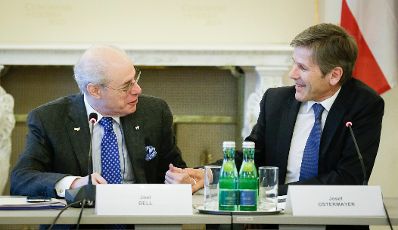 Am 23. Oktober 2015 fand der Congress of Vienna im Bundeskanzleramt statt. Im Bild Kunst- und Kulturminister Josef Ostermayer (r.) mit dem Vorsitzenden der Chumir Foundation for Ethics in Leadership Joel Bell (l.).