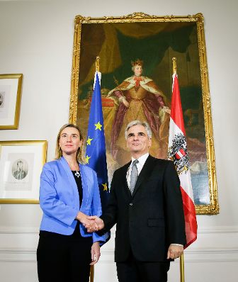Am 23. Oktober 2015 empfing Bundeskanzler Werner Faymann (r.) die Hohe Repräsentantin für Außenbeziehungen, Federica Mogherini (l.) zu einem Arbeitsgespräch im Bundeskanzleramt.