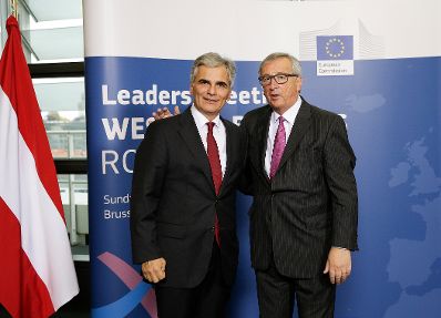Am 25. Oktober 2015 fand in Brüssel ein Treffen der Staats- und Regierungschefs statt. Im Bild Bundeskanzler Werner Faymann (l.) mit EU-Kommissionspräsident Jean-Claude Juncker (r.).