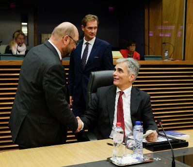 Am 25. Oktober 2015 fand in Brüssel ein Treffen der Staats- und Regierungschefs statt. Im Bild Bundeskanzler Werner Faymann (r.) mit dem EU-Parlamentspräsidenten Martin Schulz (l.).