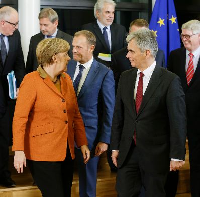 Am 25. Oktober 2015 fand in Brüssel ein Treffen der Staats- und Regierungschefs statt. Im Bild Bundeskanzler Werner Faymann (r.) mit der deutschen Bundeskanzlerin Angela Merkel (l.).