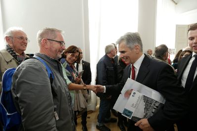 Am 26. Oktober 2015 empfing Bundeskanzler Werner Faymann im Rahmen des Nationalfeiertages Besucherinnen und Besucher im Bundeskanzleramt.