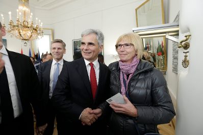 Am 26. Oktober 2015 empfing Bundeskanzler Werner Faymann im Rahmen des Nationalfeiertages Besucherinnen und Besucher im Bundeskanzleramt.