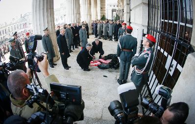 Am 26. Oktober 2015 fand anlässlich des Nationalfeiertages die traditionelle Kranzniederlegung am Grabmal des unbekannten Soldaten - zum Gedenken an die Gefallenen und Vermissten der beiden Weltkriege vor der Krypta am Wiener Heldenplatz statt.