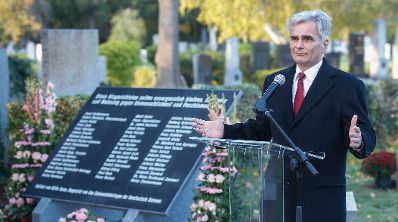 Am 27. Oktober 2015 fand die Enthüllung der Gedenktafel auf der Gedenkstätte für die Opfer der NS-Justiz am Wiener Zentralfriedhof statt. Im Bild Bundeskanzler Werner Faymann.