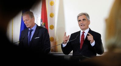 Bundeskanzler Werner Faymann (r.) mit Vizekanzler und Bundesminister Reinhold Mitterlehner (l.) beim Pressefoyer nach dem Ministerrat am 28. Oktober 2015.
