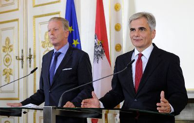 Bundeskanzler Werner Faymann (r.) mit Vizekanzler und Bundesminister Reinhold Mitterlehner (l.) beim Pressefoyer nach dem Ministerrat am 28. Oktober 2015.