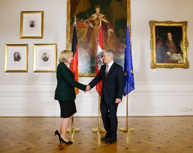 Am 29. Oktober 2015 empfing Bundeskanzler Werner Faymann (r.) die Ministerpräsidentin Nordrhein-Westfalens Hannelore Kraft (l.) zu einem Arbeitsgespräch im Bundeskanzleramt.