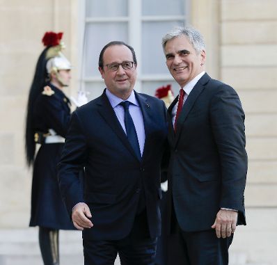 Am 30. Oktober 2015 traf Bundeskanzler Werner Faymann (r.) den französischen Staatspräsidenten François Hollande (l.) im Rahmen eines Arbeitsbesuchs in Paris.