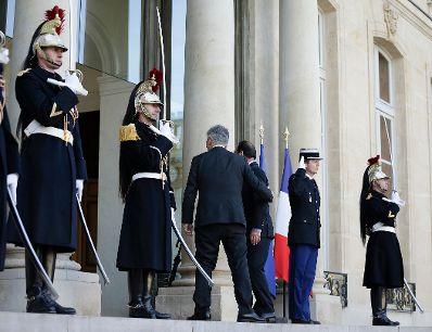 Am 30. Oktober 2015 traf Bundeskanzler Werner Faymann (l.) den französischen Staatspräsidenten François Hollande (r.) im Rahmen eines Arbeitsbesuchs in Paris.