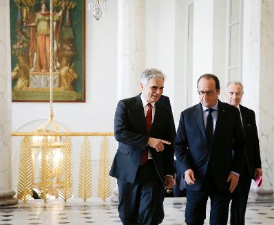 Am 30. Oktober 2015 traf Bundeskanzler Werner Faymann (l.) den französischen Staatspräsidenten François Hollande (r.) im Rahmen eines Arbeitsbesuchs in Paris.