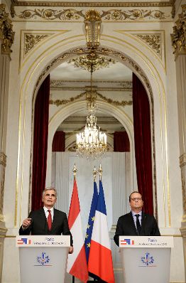 Am 30. Oktober 2015 traf Bundeskanzler Werner Faymann (l.) den französischen Staatspräsidenten François Hollande (r.) im Rahmen eines Arbeitsbesuchs in Paris. Im Anschluss fand eine Pressekonferenz statt.