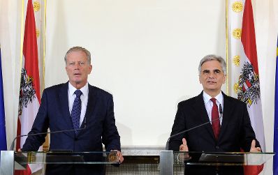 Bundeskanzler Werner Faymann (r.) mit Vizekanzler und Bundesminister Reinhold Mitterlehner (l.) beim Pressefoyer nach dem Ministerrat am 3. November 2015. 