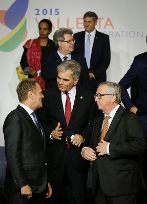 Am 11. November 2015 begann ein Gipfel zur Migrationfragen in Valletta. Im Bild Bundeskanzler Werner Faymann (m.) mit dem Präsidenten des Europäischen Rates Donald Tusk (l.) und dem EU-Kommissionspräsidenten Jean-Claude Juncker (r.).