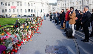 Am 16. November 2015 nahm Bundeskanzler Werner Faymann (r.) gemeinsam mit dem französischen Botschafter Pascal Teixeira da Silva vor der französischen Botschaft in Wien an der Veranstaltung zum Gedenken an die Opfer der Anschläge in Paris teil.