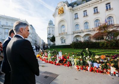 Am 16. November 2015 nahm Bundeskanzler Werner Faymann (im Bild) gemeinsam mit dem französischen Botschafter Pascal Teixeira da Silva vor der französischen Botschaft in Wien an der Veranstaltung zum Gedenken an die Opfer der Anschläge in Paris teil.
